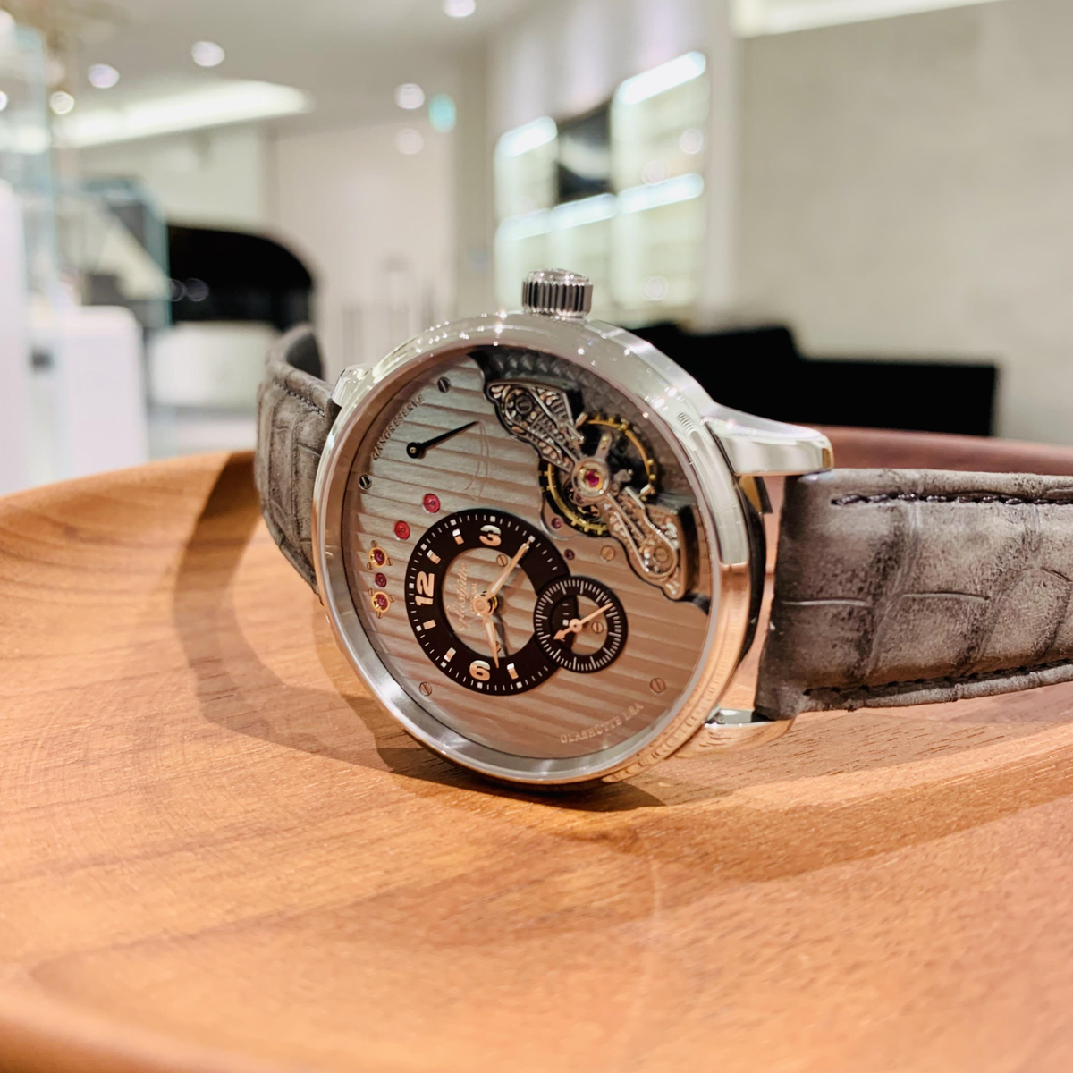 YOUR WATCH RUNS DIFFERENTLY AT NIGHT.