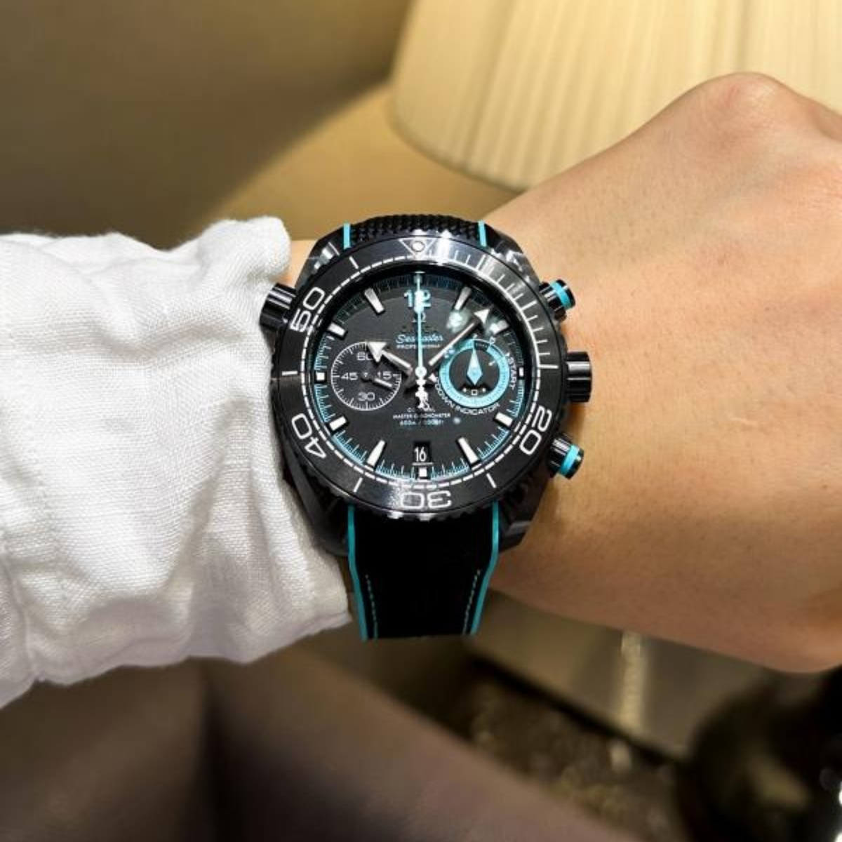 Omega Seamaster Planet Ocean 600M 215.92.46.51.01.003 New Full Set