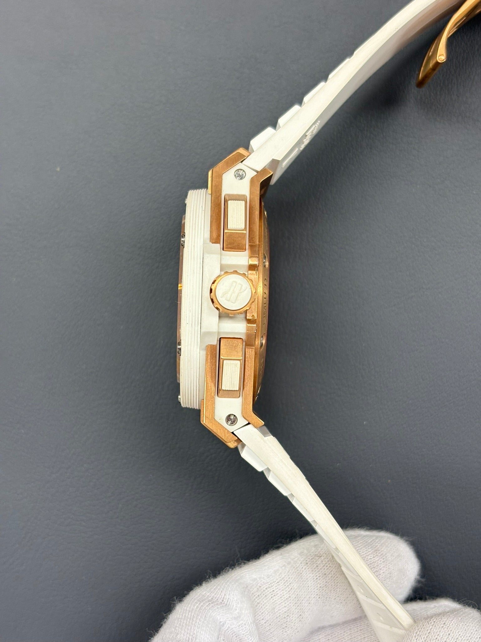 ウブロ キングパワー コスタ スメラルダ – 100本限定 中古品