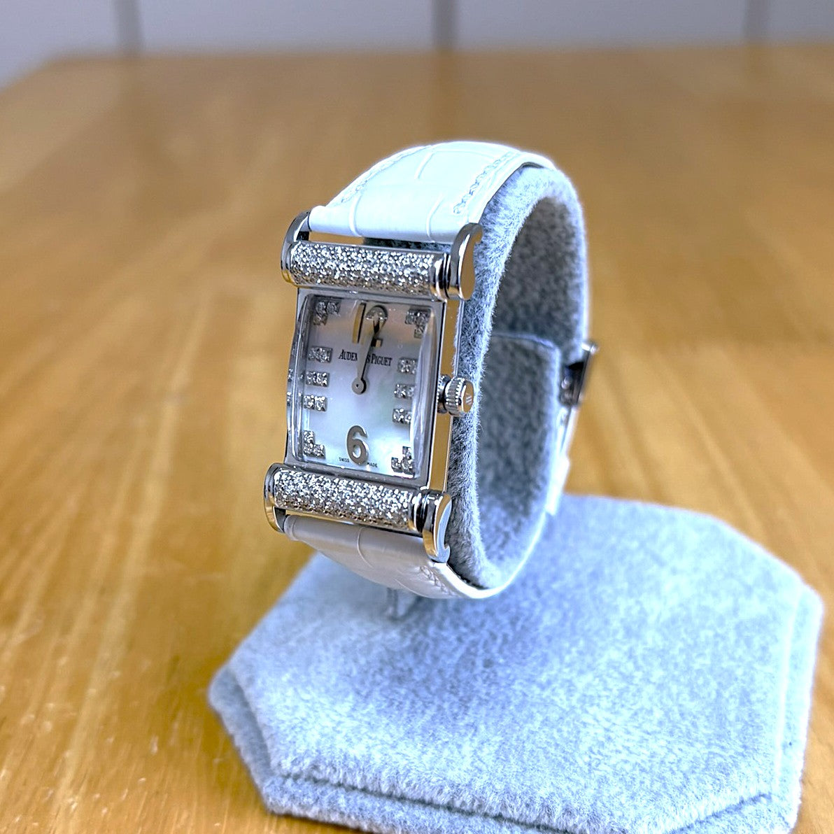 Audemars Piguet Canape Quartz with Diamonds 67381BC/Z/0001CR/01 (used condition)